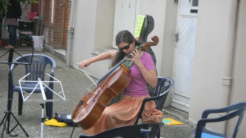 Cecilia performing in France